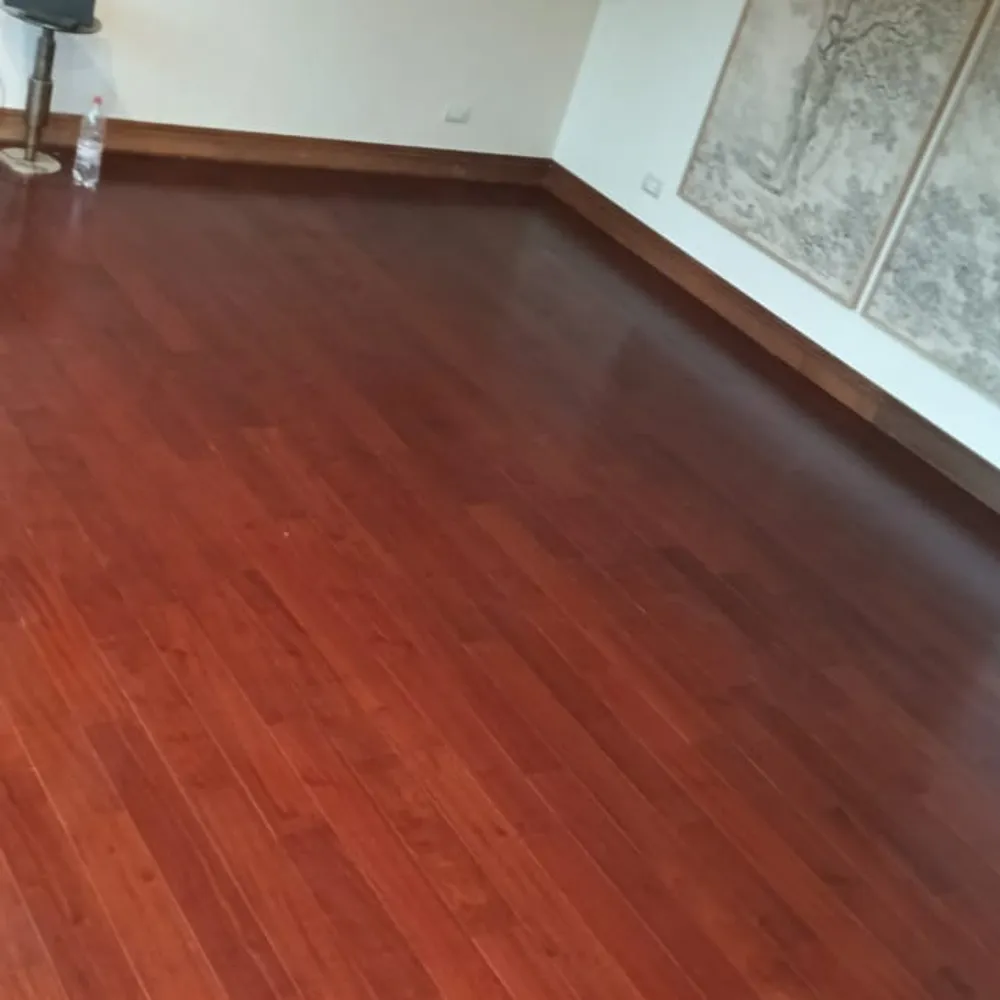 Piso vinílico SPC instalado en departamento Santiago