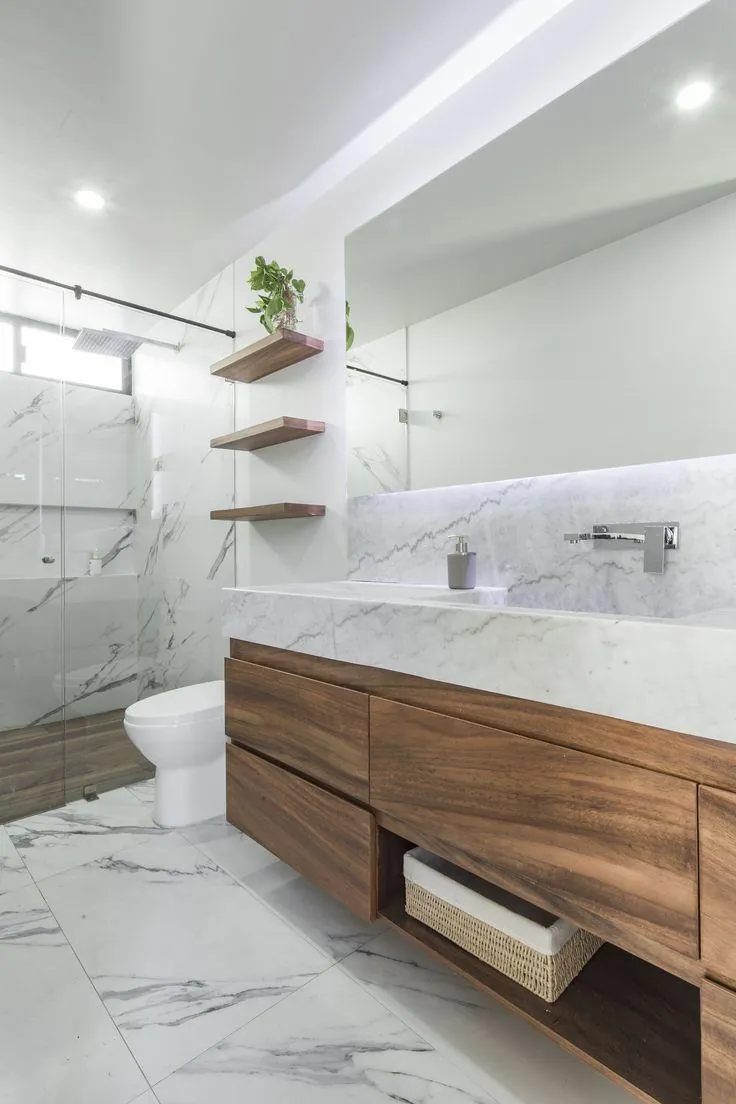 Remodelación completa de baño con porcelanato en Santiago