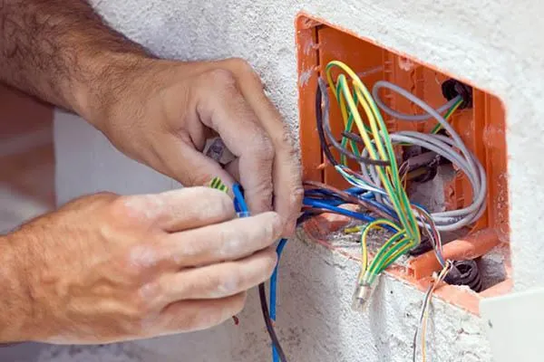 Instalación de enchufes y luminarias por electricistas en Santiago Centro